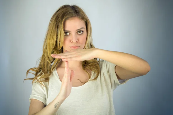 Vrouw gebaren pauze teken — Stockfoto
