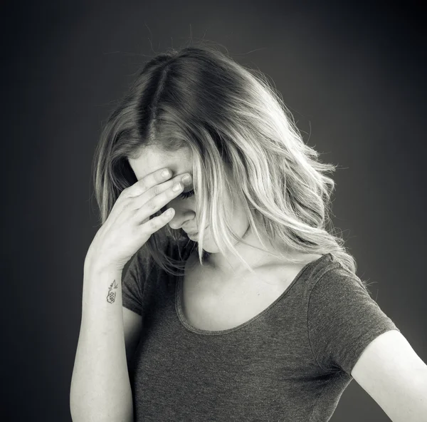 Woman suffering from confused headache — Stock Photo, Image