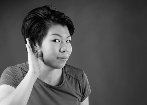 Mulher ouvindo e prestando atenção — Fotografia de Stock