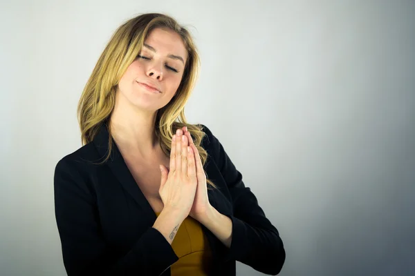 Vrouw bidden en wensen — Stockfoto