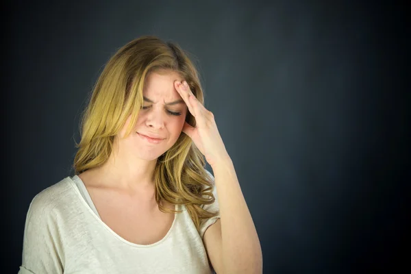 Mujer que sufre de dolor de cabeza confuso —  Fotos de Stock