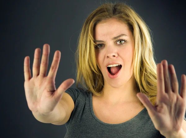 Vrouw stopbord gebaren met de handen — Stockfoto