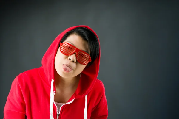 Mujer sacando la lengua — Foto de Stock