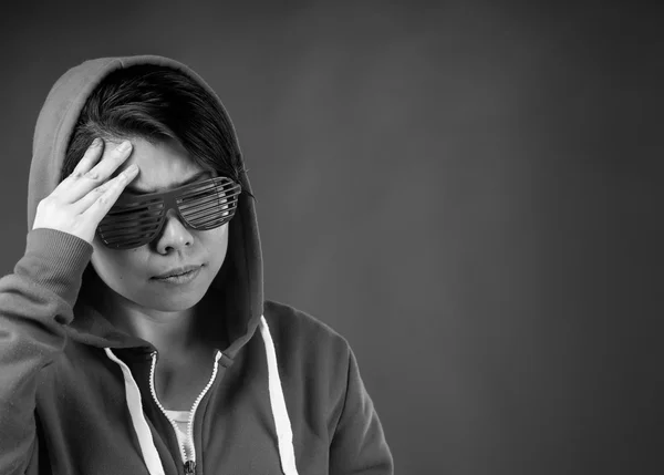 Woman suffering from confused headache — Stock Photo, Image