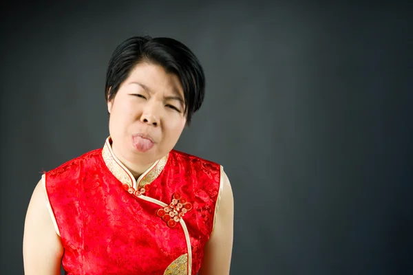 Mujer sacando la lengua — Foto de Stock