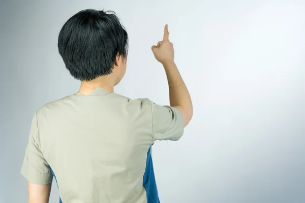 Frau zeigt zurück — Stockfoto