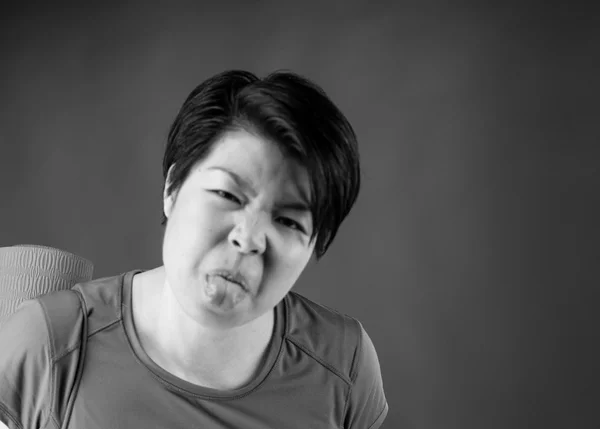 Mujer sacando la lengua — Foto de Stock