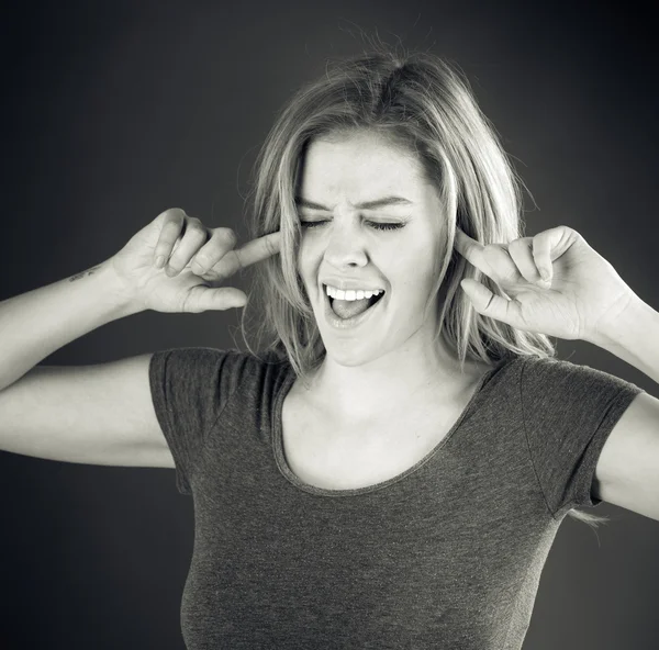 Žena připojením uši s prsty — Stock fotografie