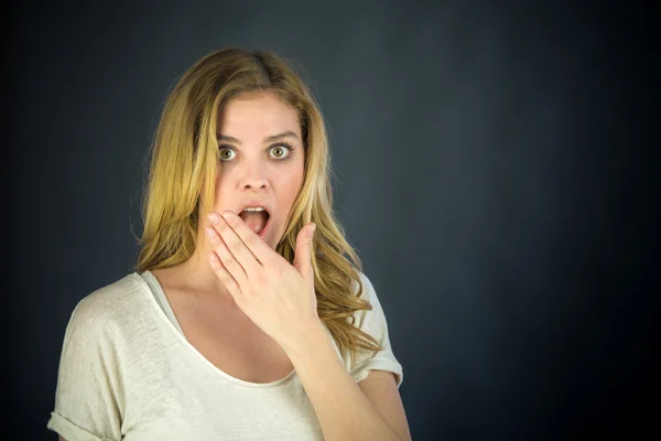 Zszokowana kobieta obejmujące jej usta ręką — Zdjęcie stockowe