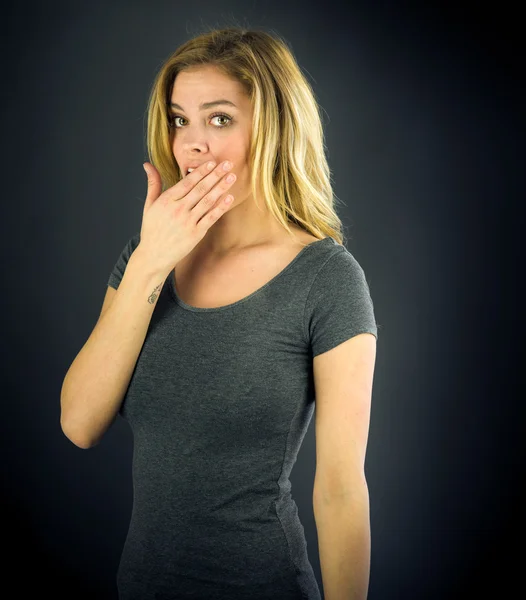 Frau bedeckt ihren Mund mit der Hand — Stockfoto