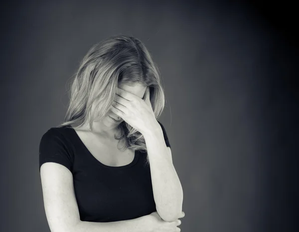 Frau schämt sich, Gesicht in der Hand zu verstecken — Stockfoto