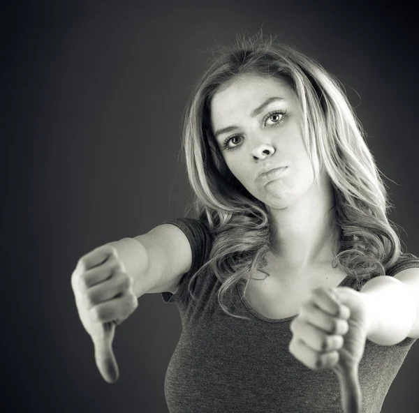 kadın el başparmak işareti aşağı