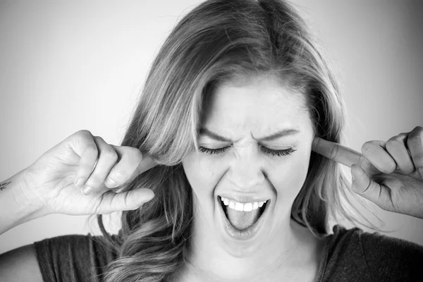 Kobieta, zatykanie uszu palcami — Zdjęcie stockowe