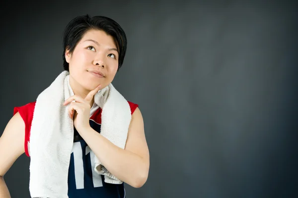 Vrouw denken met vinger op kin — Stockfoto