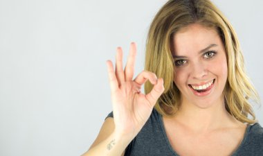 kadın el ok işareti