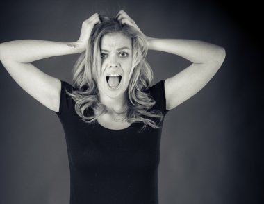 Stresli modeli saç çekerek