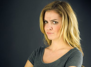 Kameraya bakarak kızgın kadın