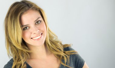 Kameraya bakan kadın. 