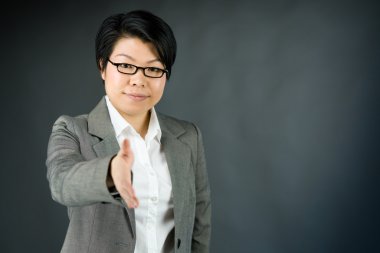 El sıkışma ile kadın selamlar