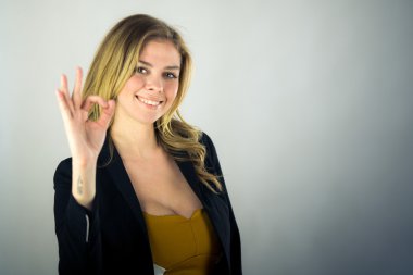 kadın el ok işareti