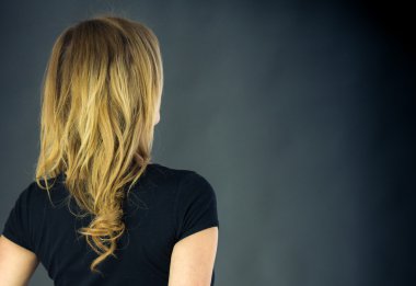 Arkasında arayan kadın