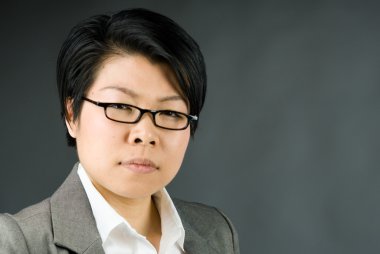 Üzgün ve endişeli kızgın kadın