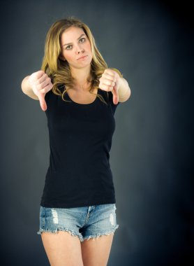 kadın el başparmak işareti aşağı