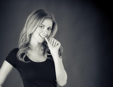 Sinir kadın parmak tırnak ısırma