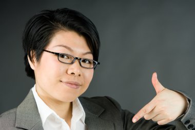 Kendisine işaret eden kadın