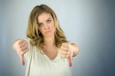 kadın el başparmak işareti aşağı