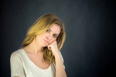 Sıkılmış ve üzgün bir kadın