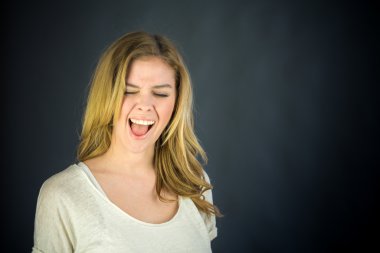 Kadın öfkeli çığlık