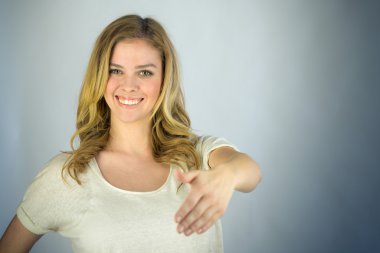 El sıkışma ile kadın selamlar