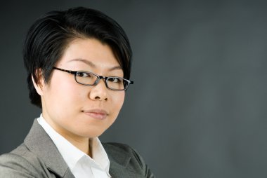 Kendine güvenen kadın kameraya bakıyor.