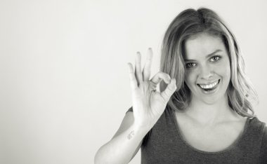 kadın el ok işareti