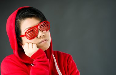 Sıkılmış ve üzgün bir kadın