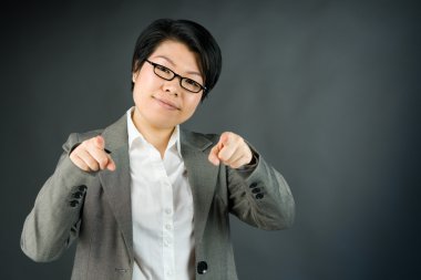 kadın parmakları ile işaret