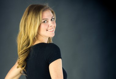 etrafında dönen kadın