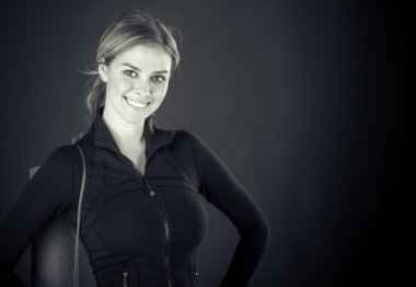 Eller ile gülümseyen kadın kalçalarına