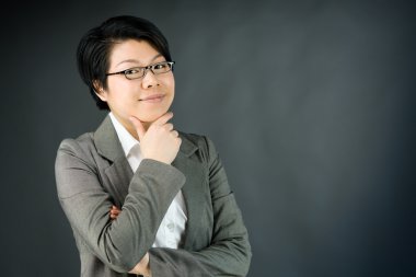 Çene üzerinde el ile düşünme kadın