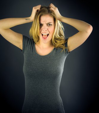 Kadın saç çekerek vurguladı