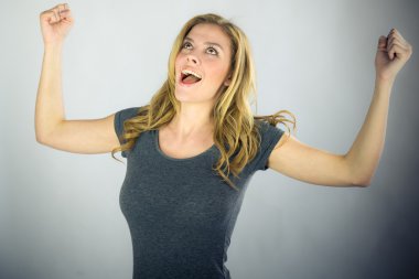 Kadın kadar yumrukları ile kutluyor