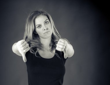 kadın el başparmak aşağı 