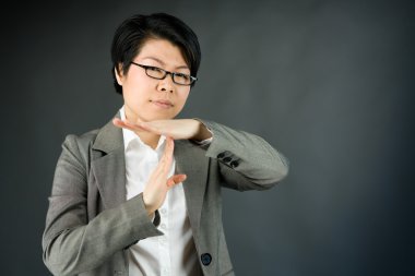 Kadın el işaretiyle ara el hareketi