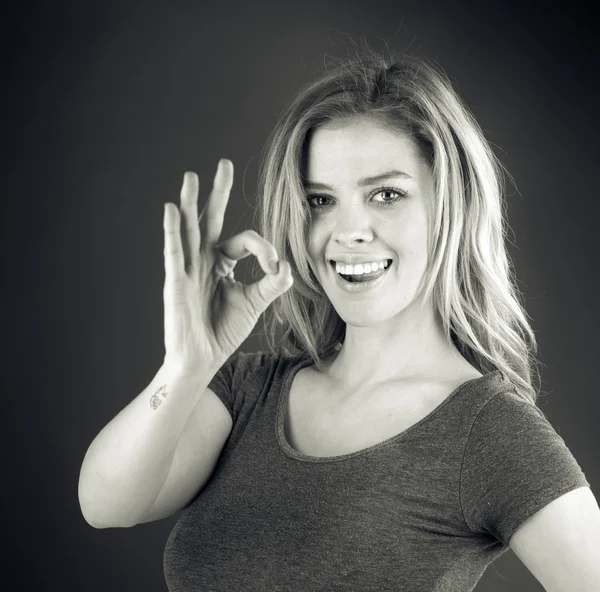 Женщина жестом ОК знак — стоковое фото