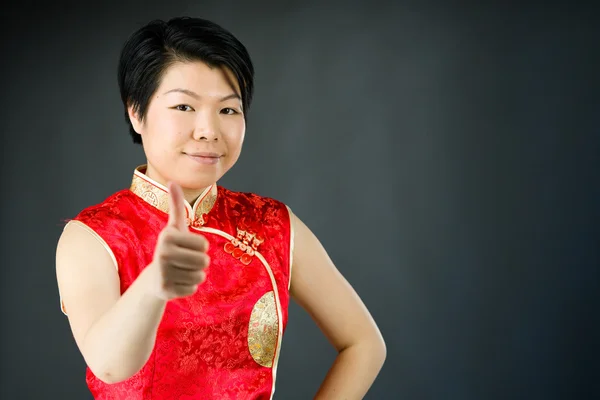 Vrouw gebaren duim omhoog teken — Stockfoto