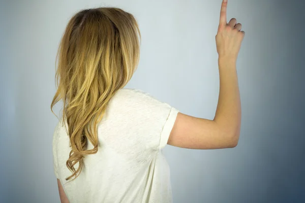 Woman terug door vinger wijzend — Stockfoto