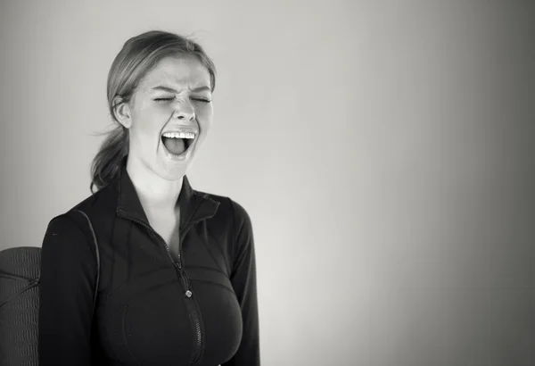 Vrouw woedend schreeuwen — Stockfoto