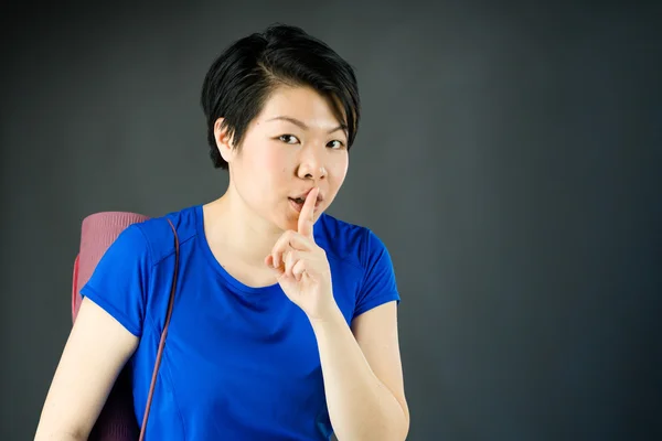 Mujer pidiendo silencio con el dedo en los labios —  Fotos de Stock