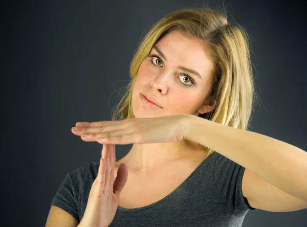 Kvinnan gester paus tecken med händer — Stockfoto